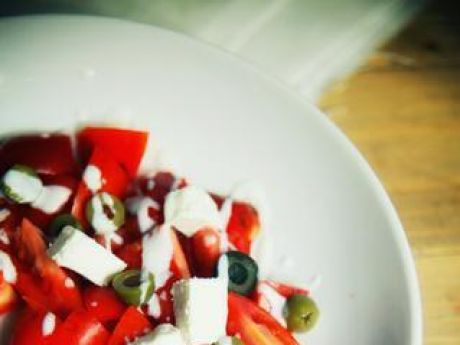 Przepis  pomidory z serem feta i oliwkami przepis