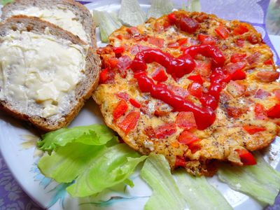 Śniadaniowy omlet z szynką i warzywami