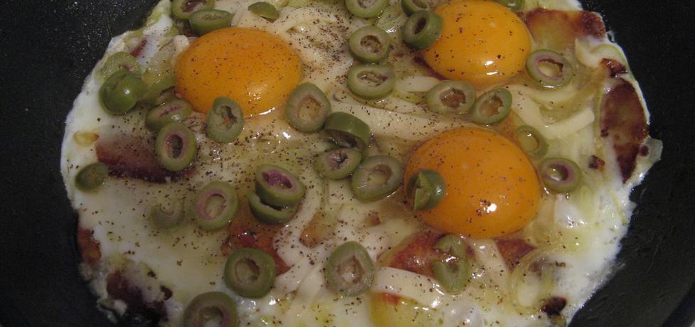 Jajka sadzone na ziemniakach z cebulą, serem i oliwkami (autor ...