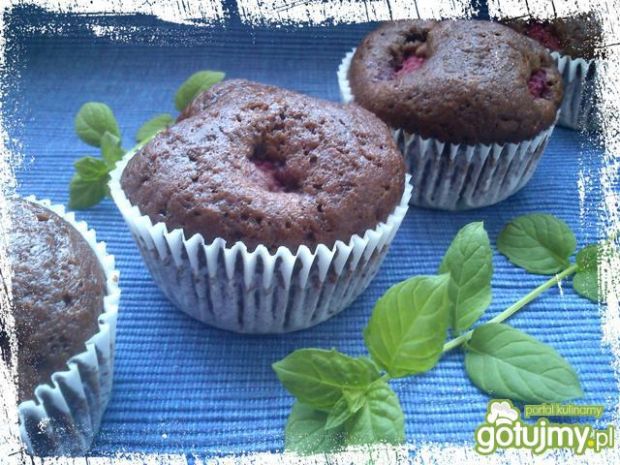 Przepis  czekoladowe muffiny z malinami przepis