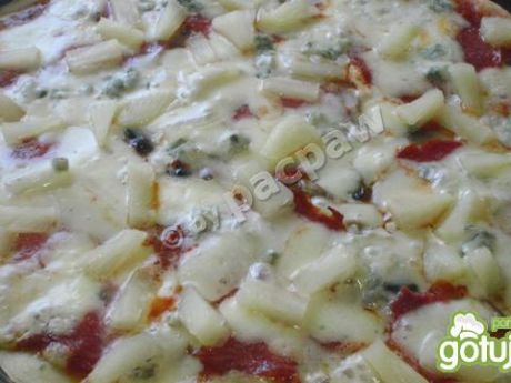 Przepis  pizza alla gorgonzola z salami przepis