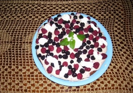 Ciasto biszkoptowe z bitą śmietaną i owocami