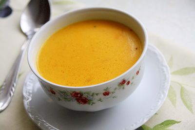 Pikantna zupa z dyni z sokiem pomarańczowym