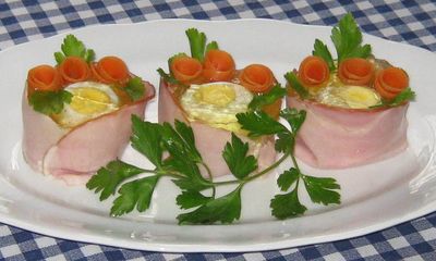 Jajka w szynkowych kubeczkach