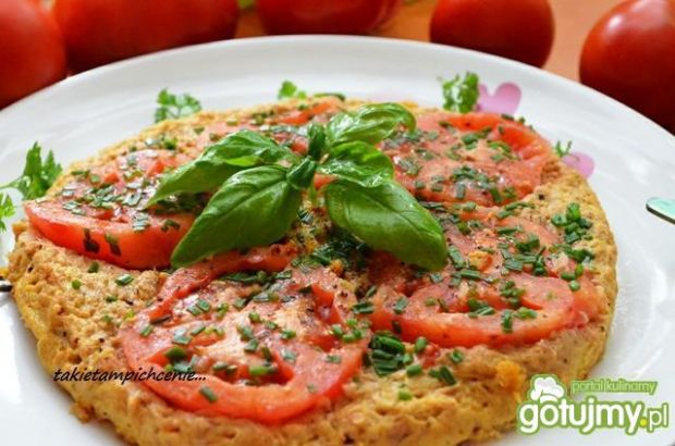 Przepis na omlet z tuńczykiem i pomidorem