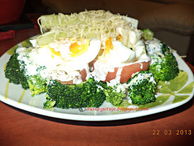Sałatka brokułowa z pomidorem i jajkiem