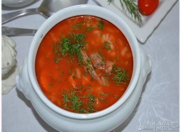 Sycąca zupa pomidorowa z ryżem i wołowiną