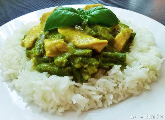 Kurczak curry z zieloną fasolką