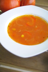 Wytrawna pomidorowa z papryką i kukurydzą