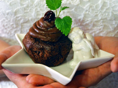 Muffiny czekoladowe z wiśniami i kremem czekoladowym ...