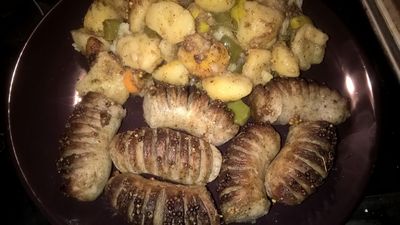 Biała kiełbasa pieczona z ziemniakami i warzywami