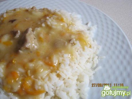 Przepis  ryż z sosem i kawałkami kurczaka przepis