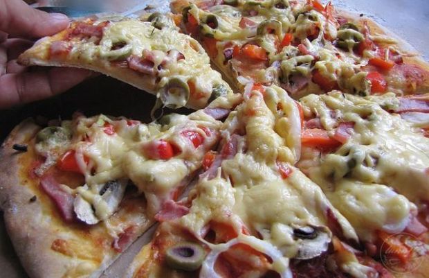 Przepis  pizza z szynką pieczarkami i oliwkami przepis