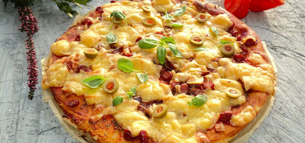 Pizza z kabanosem ,oliwkami cebulą (autor: anna133 ...
