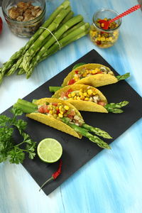 Meksykańskie tacos z zielonymi szparagami i salsą pomidorową ...