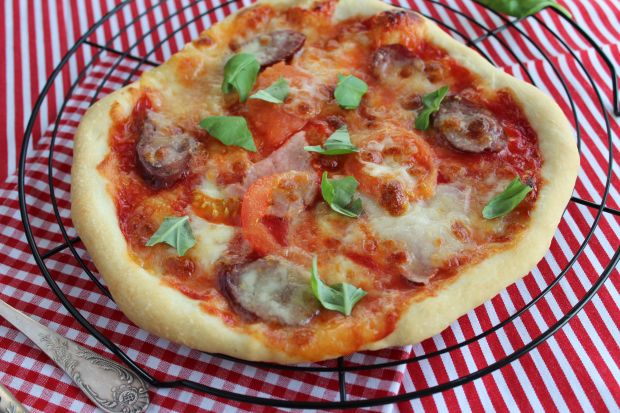 Przepis  pizza z kiełbasą i pomidorami przepis