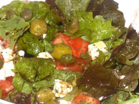 Przepis  salatka z feta,oliwkami,kaparem i reszta przepis
