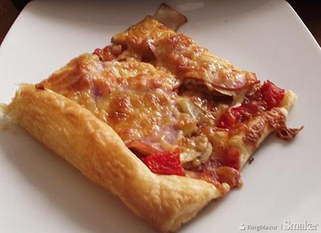 Oszukana pizza z szynką, pieczarkami i czerwoną papryką