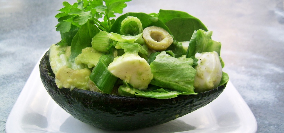 Zielona sałatka w łódeczkach avocado z dressingiem cytrynowym ...