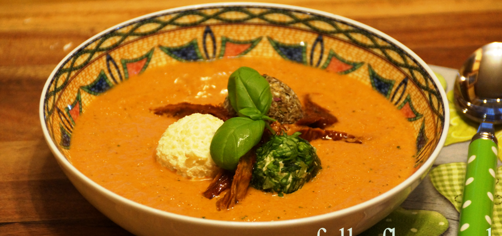 Pomidorowo-bazyliowa zupa krem z serowo