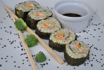 sushi z kurczakiem i brokułami