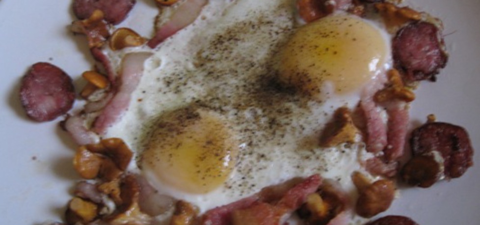 Jajka sadzone z boczkiem, kurkami i kiełbasą (autor: jolantaps ...