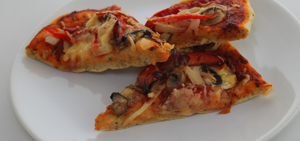 Pizza z szynką parmeńską i czerwoną papryką (autor: pyszota ...