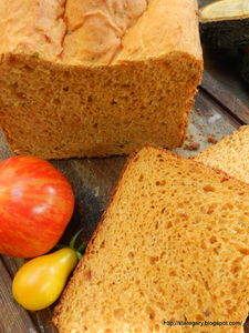 Chleb pomidorowy drożdżowy z maszyny do chleba