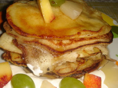 Pancakes z syropem klonowym, owocami i bitą śmietaną ...