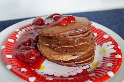 Kakaowe pancakes orkiszowe z frużeliną truskawkową ...