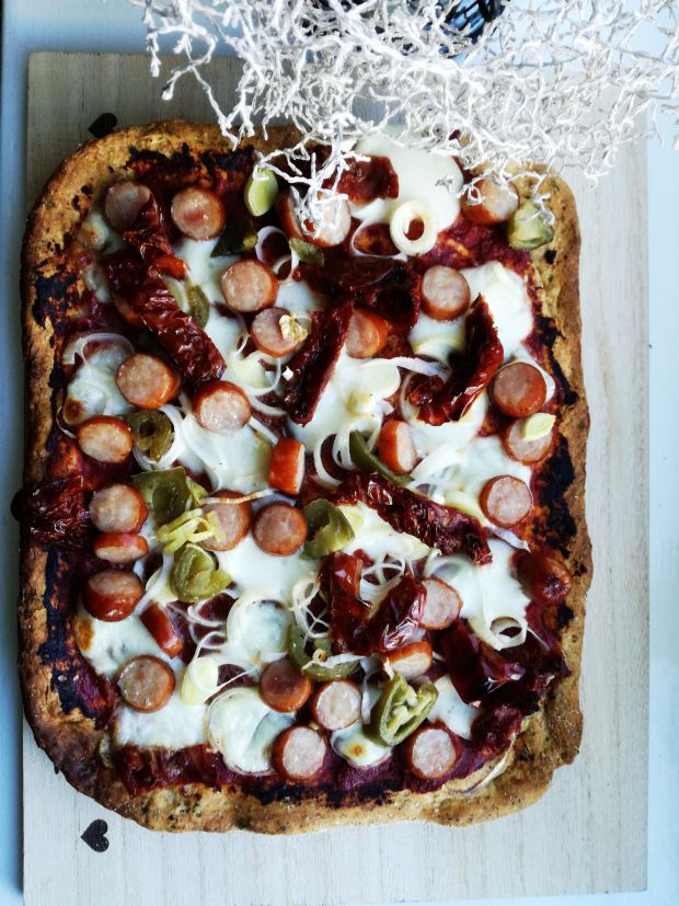 Przepis  pizza z kabanosami i jalapeno przepis