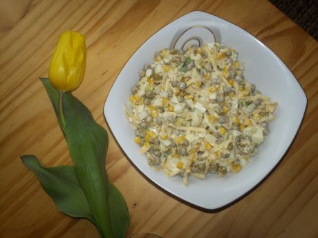 Przepis  sałatka z serem, groszkiem i kukurydzą przepis