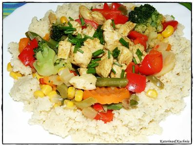 Kuskus z warzywami i kurczakiem curry