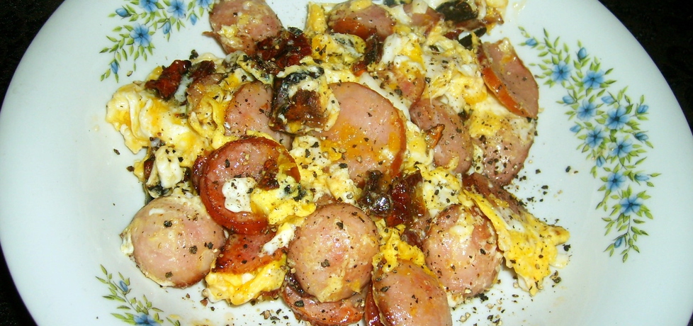 Syta jajecznica z suszonymi pomidorami i kiełbasą... (autor: w