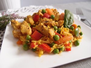Słodko-pikantny indyk z ryżem i warzywami
