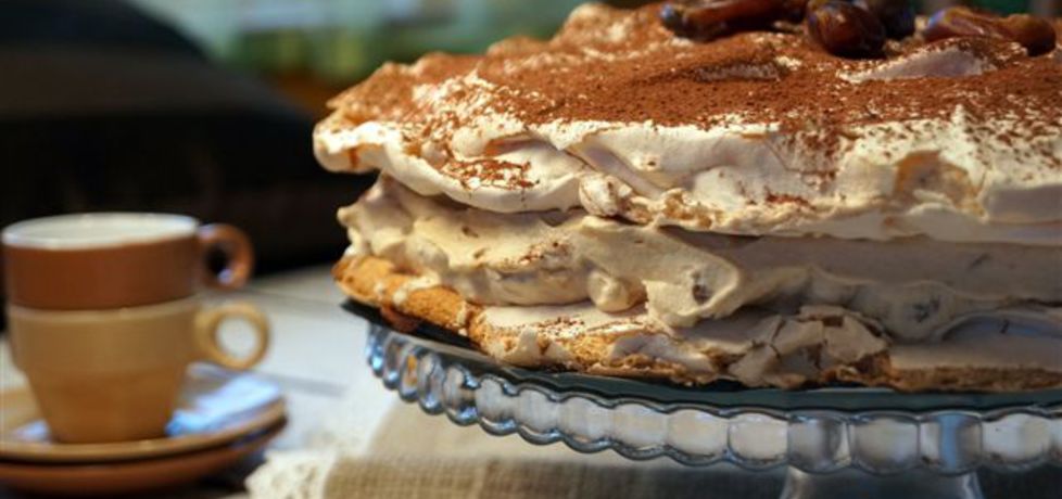 Bezowy tort dacquoise z daktylami i orzechami (autor: kulinarne ...
