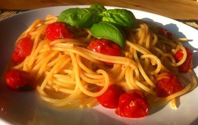 Spaghetti z pomidorkami koktajlowymi i bazylią