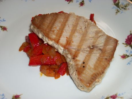 Przepis  tuńczyk z papryką i cebulą przepis