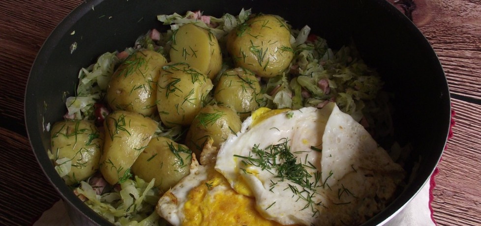 Jajka sadzone podane na kapuście w towarzystwie ziemniaków ...
