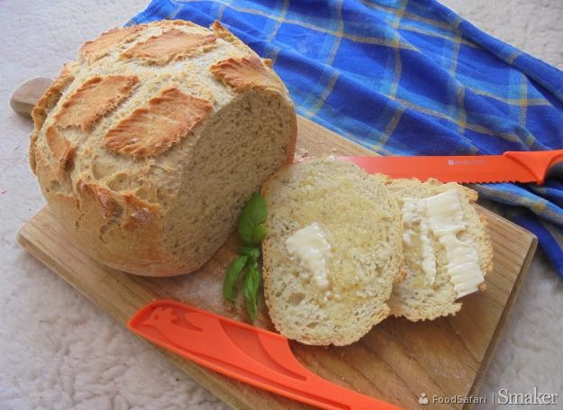 Chleb z czubrycą pieczony w żeliwnym garnku