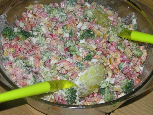 Sposób przyrządzenia: sałatka z brokułami. gotujmy.pl