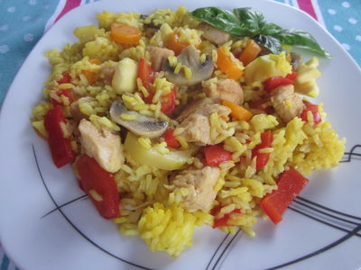 Kurczak z warzywami i żółtym ryżem