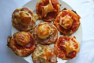 Mini pizze na francuskim cieście, dwie wersje