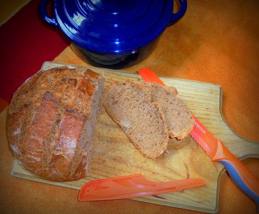 Chleb z mąki pełnoziarnistej pieczony w garnku