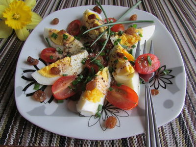 Sałatka jajeczna z pomidorkami, szczypiorkiem, rodzynkami i dipem ...
