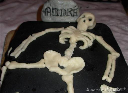 Czarny tort dla fanow bones i goth