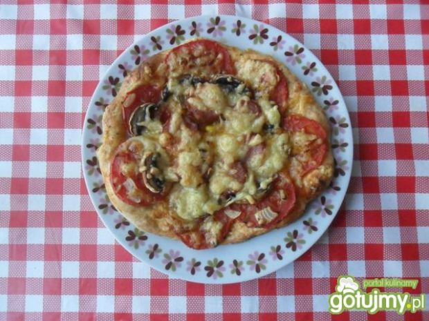 Przepis  pizza z pomidorami i kiełbasą przepis