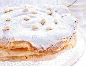 Bezowy tort z likierem  prosty przepis i składniki
