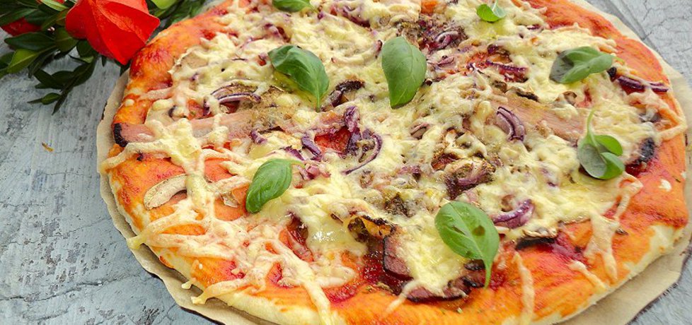 Pizza z boczkiem cebulą kaparami (autor: anna133 ...