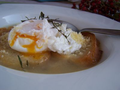 Zupa czosnkowa z jajkiem w koszulce